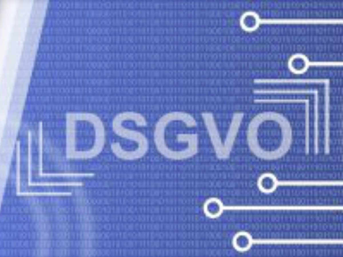 DSGVO wird dargestellt anhand eines Bildes mit blauem Hintergrund, auf welchem in weißer Farbe die Abkürzung "DSGVO" geschrieben steht.